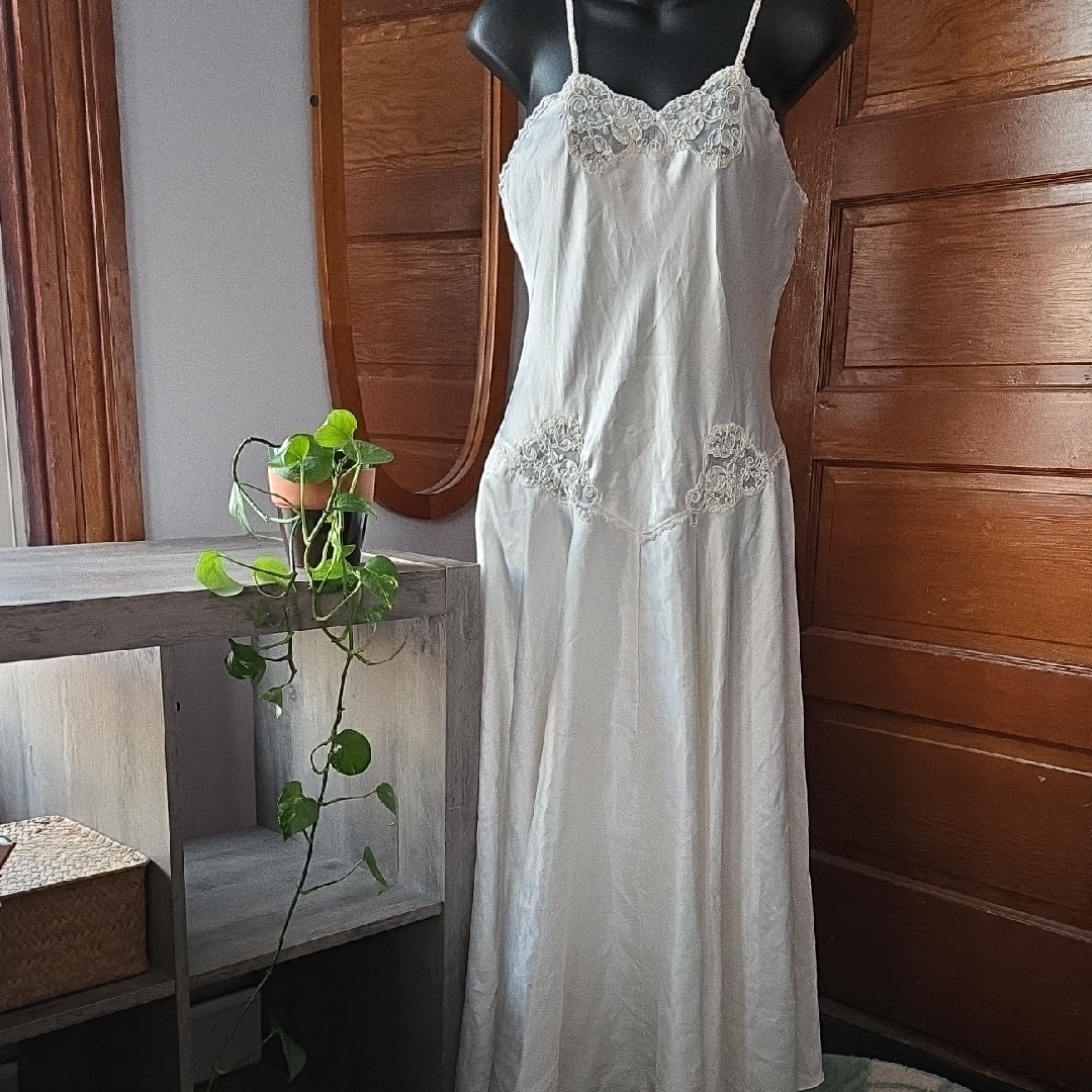 Vtg. Victoria's Secret Gold Label Ivory Satin Lace And Pearl Bridal Slip Medium